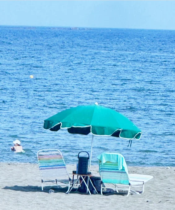 旅行者が茅ヶ崎へのお出かけについて投稿した、ビーチの椅子と海。