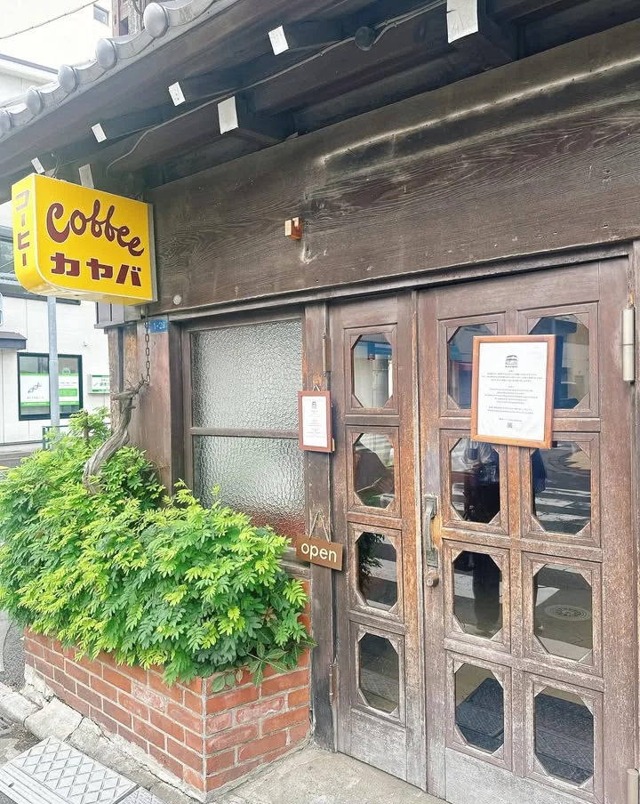 Kayaba Coffee的木制入口和黄色招牌