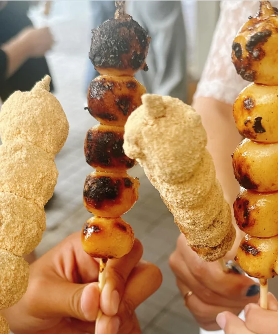 旅行者が大須での食べ歩きについて投稿した串団子。
