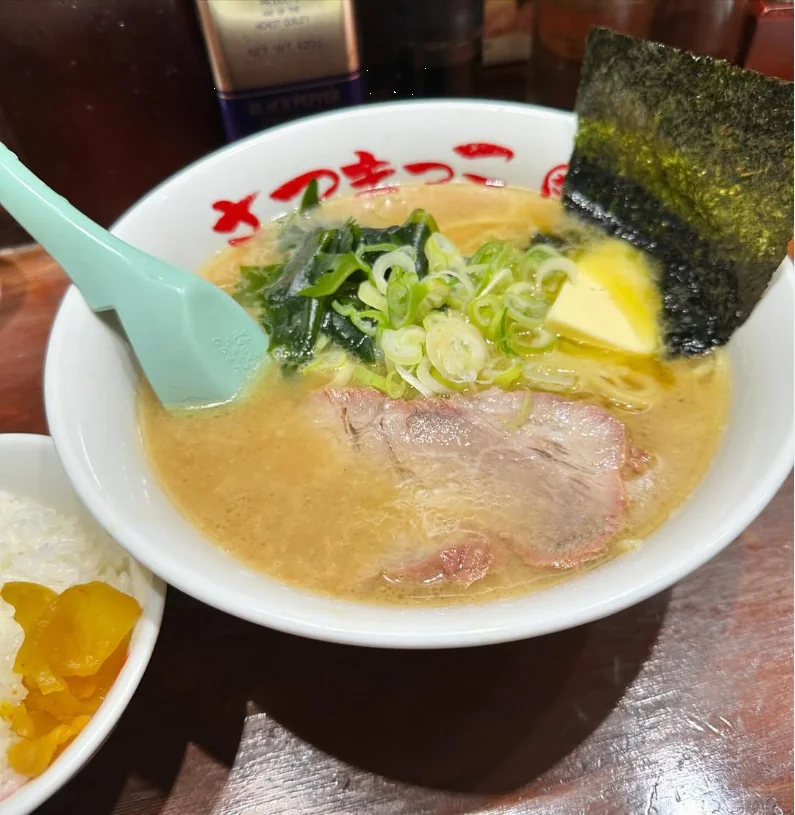 撮影者が雨でキャンプの予定を延期したと投稿した際の、過去のラーメンの食事。
