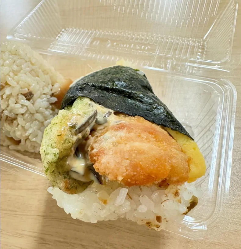撮影者が過去の食事について投稿した、持ち帰りのおにぎり。