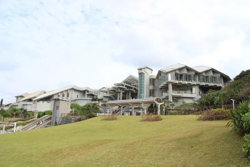 沖縄美ら海水族館の建物と手前の芝生