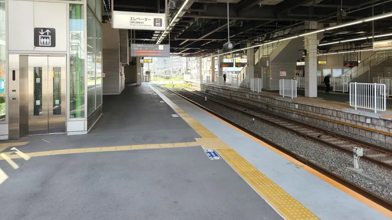 東京・東府中駅のホームにあるエレベーター
