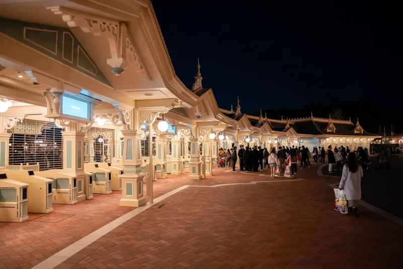 千葉県浦安市・東京ディズニーランドの夜のメインエントランス