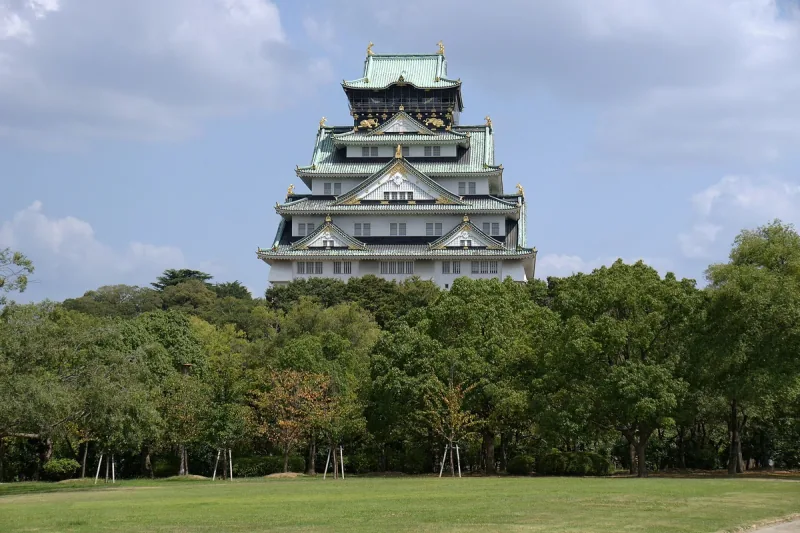 Osaka Castle above the trees of Nishinomaru Garden