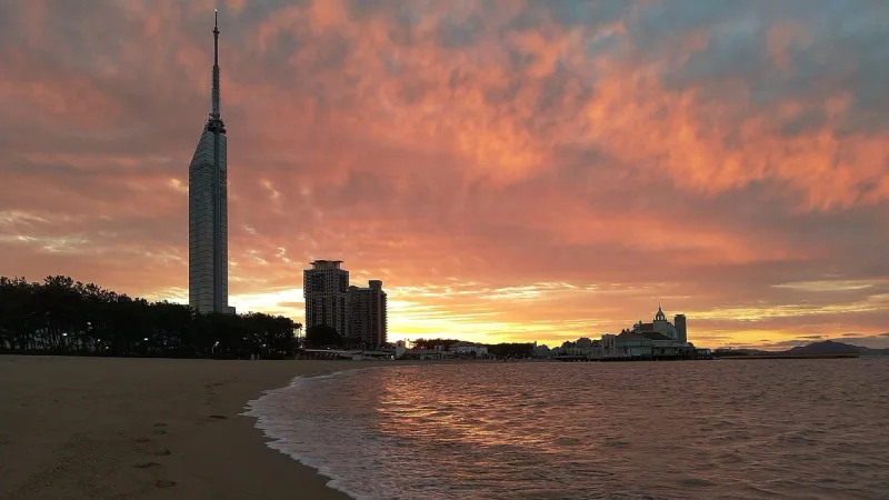 日落时的福冈塔和百道滨海岸