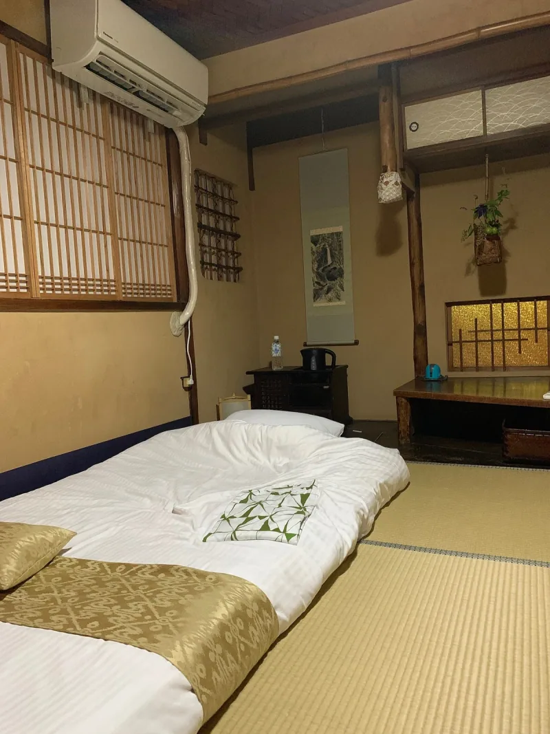 京都十四春旅館榻榻米客房裡鋪好的被褥