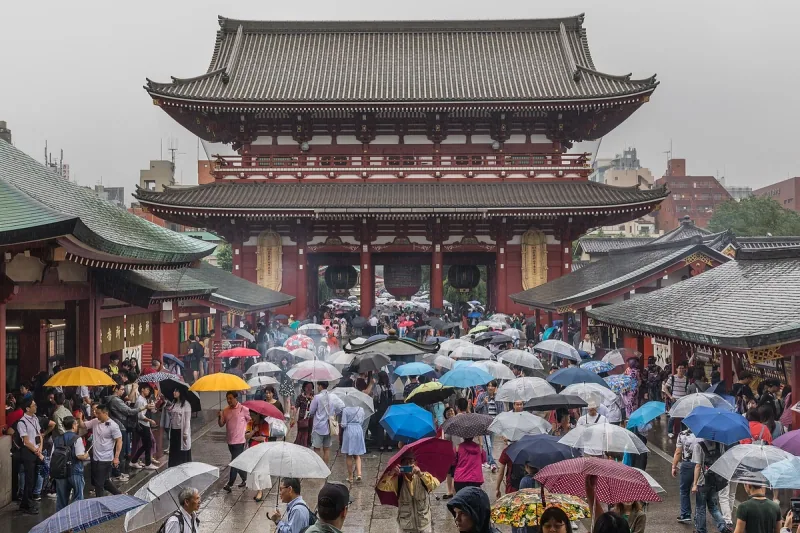 東京淺草寺寶藏門前撐傘的遊客
