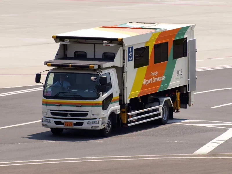 羽田空港の駐機場にある乗降補助用リフト車
