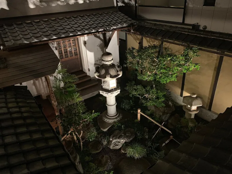 A courtyard garden at Toshiharu Ryokan in Kyoto
