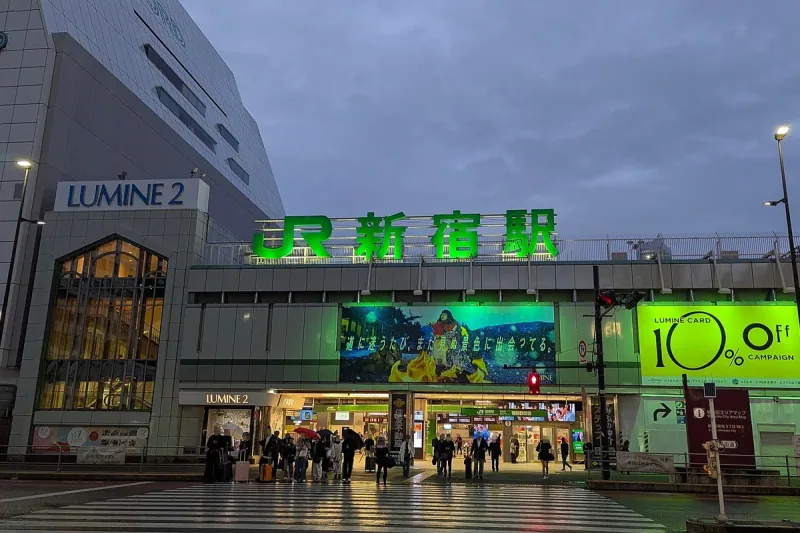 夕暮れ時の新宿駅南口