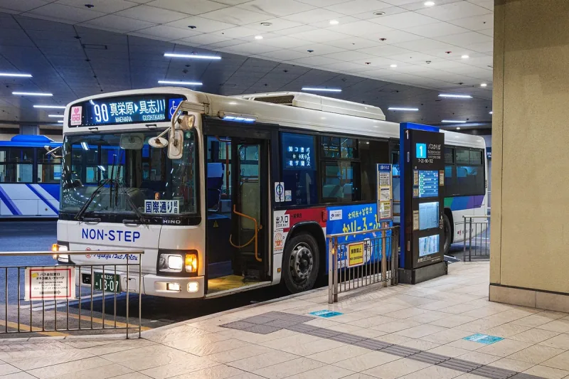 A Ryukyu Bus route 90 vehicle at Naha Bus Terminal