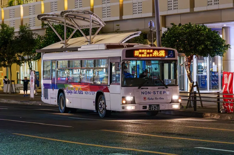 那覇・旭橋バス停に停車中の89系統バス