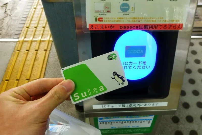 魚津駅でSuicaをタッチする場面