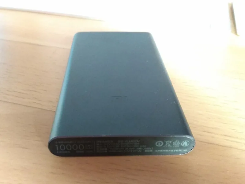 テーブルの上に置かれたXiaomi製モバイルバッテリー