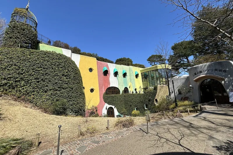 三鷹の森ジブリ美術館の色鮮やかな外観とエントランス