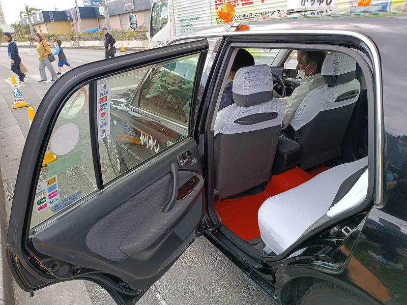 豊見城のタクシーの乗降口