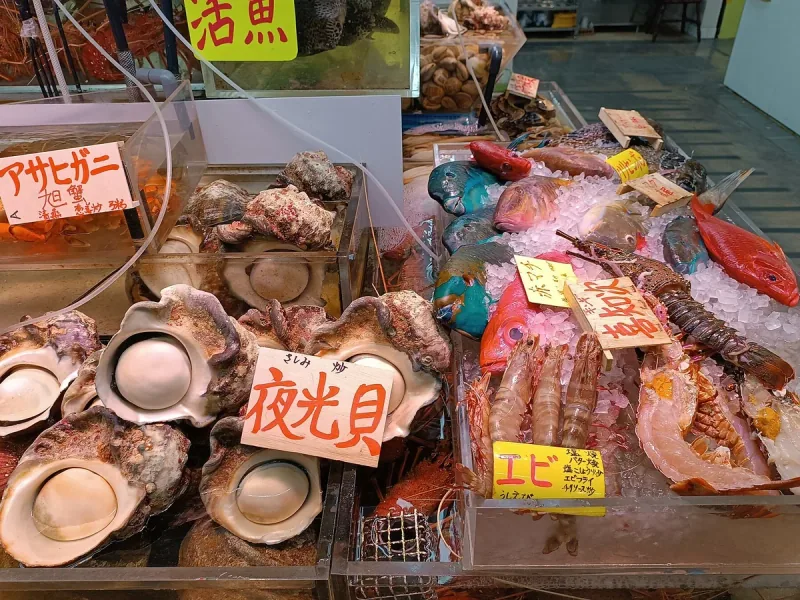 第一牧志公設市場に並ぶ新鮮な貝類や魚介類