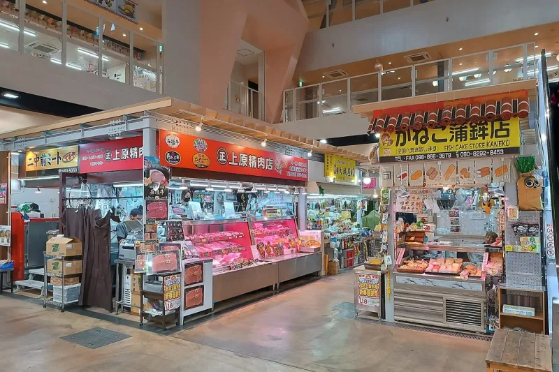 第一牧志公設市場の鮮魚店・食堂フロア（2025年）