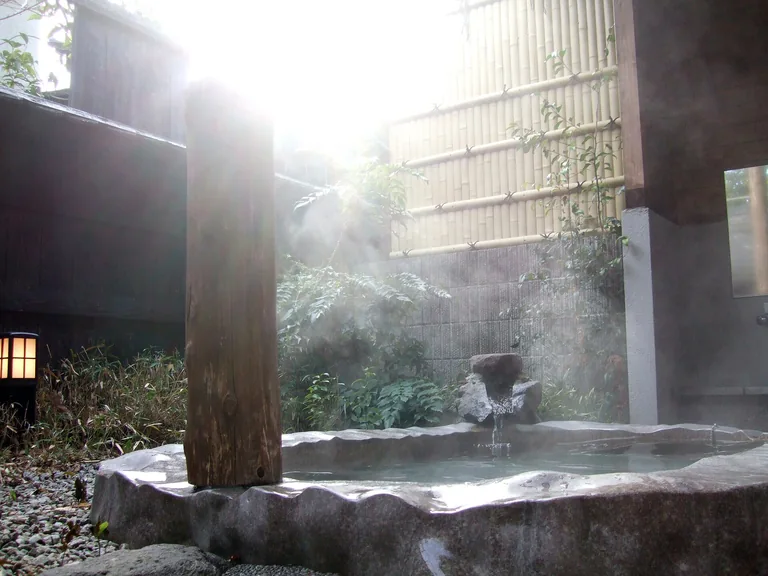 Outdoor bath at Yutei Kounokura, Yufuin, photographed in 2011