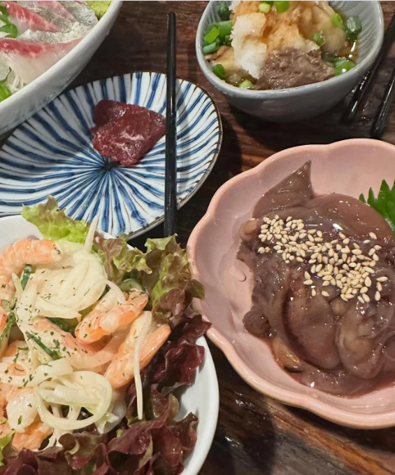 大皿と小皿に残る、食卓の写真 — ハルルの写真