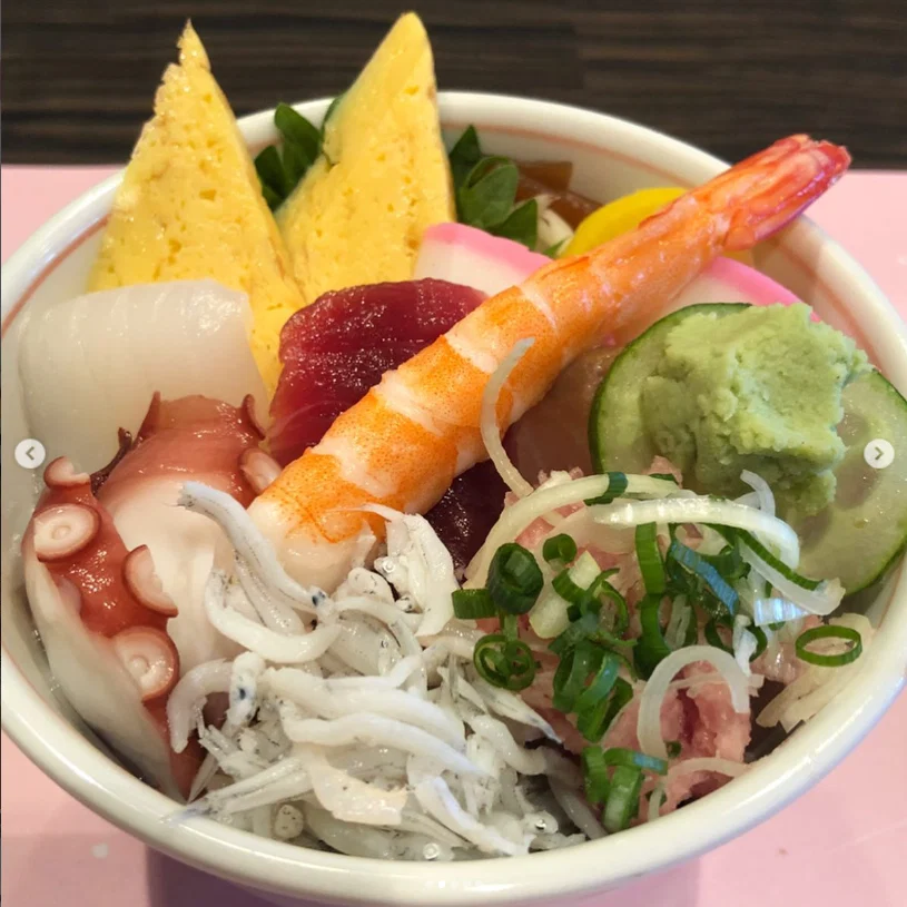Seafood and a fish dish from the meal — Haruru’s photograph