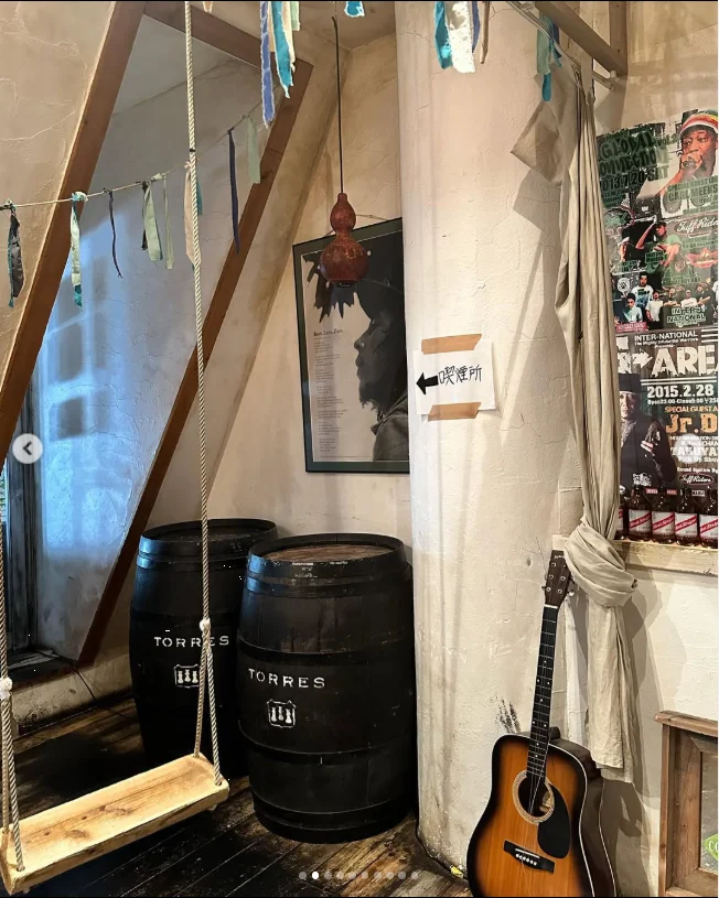 Up the stairs to an unfamiliar kind of seat — Haruru’s photograph