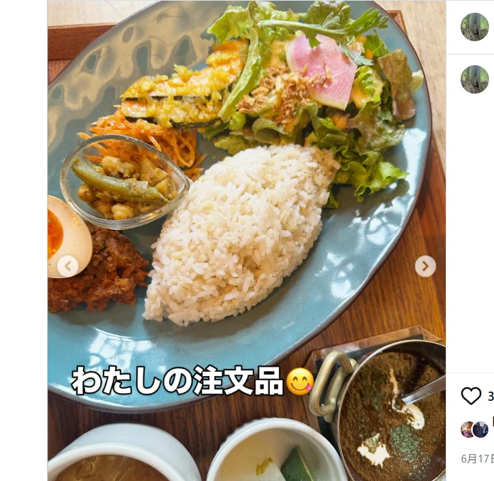 Choosing curry, while admiring everyone else’s orders — Haruru’s photograph