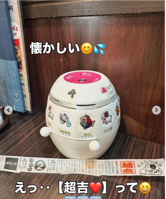 殻付きの貝、いくつもの皿、卓上おみくじ — ハルルの写真