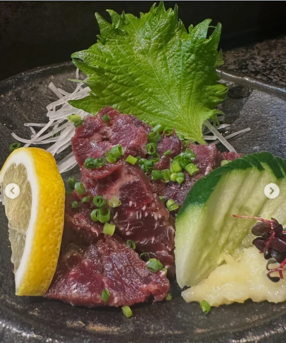 長皿の寿司と、料理の接写 — ハルルの写真