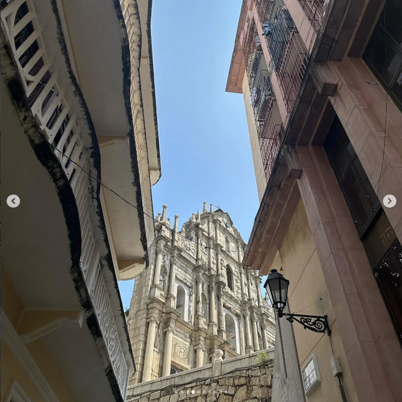 建物を見て歩いた、暑い一日 — ハルルの写真