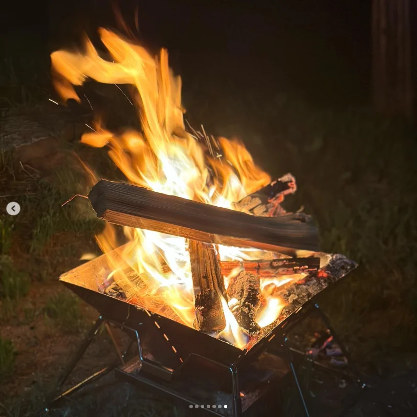冷えてきた夜に、焚き火を眺めて語り合う — ハルルの写真