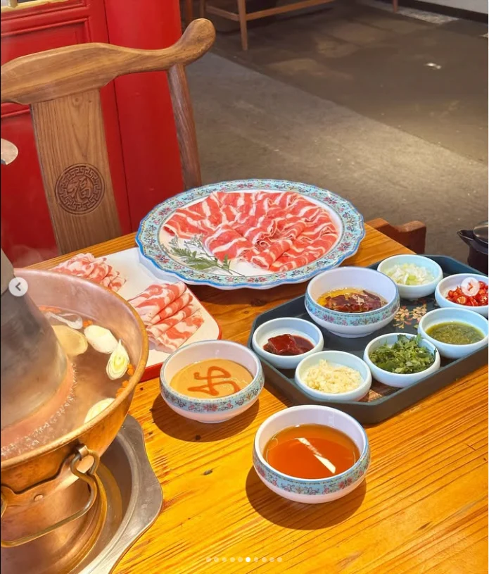 牛肉とラム肉を、自分好みのタレで — ハルルの写真