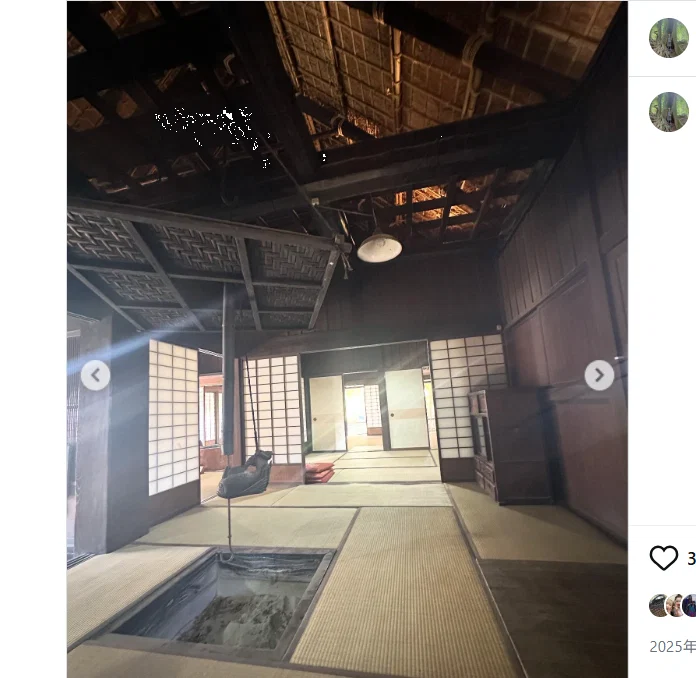 A memorial-hall gate and objects from everyday life — Haruru’s photograph