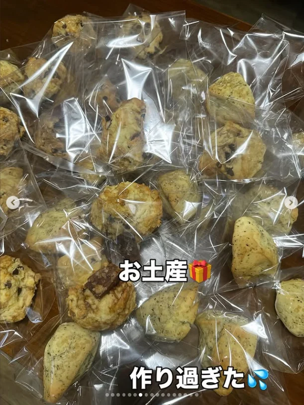 Small baked pieces in individual clear bags, with a Japanese caption over the photograph.