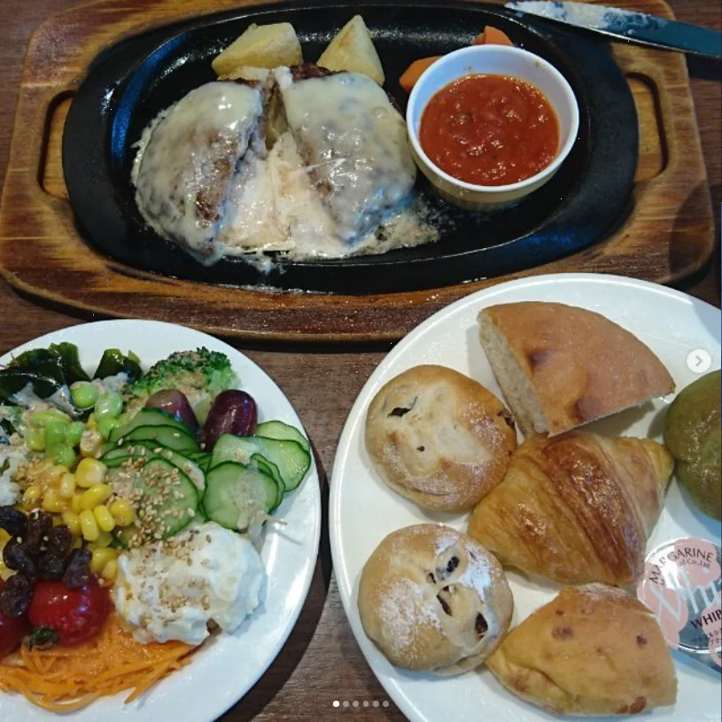 A double-cheese hamburger-steak lunch — Haruru’s photograph