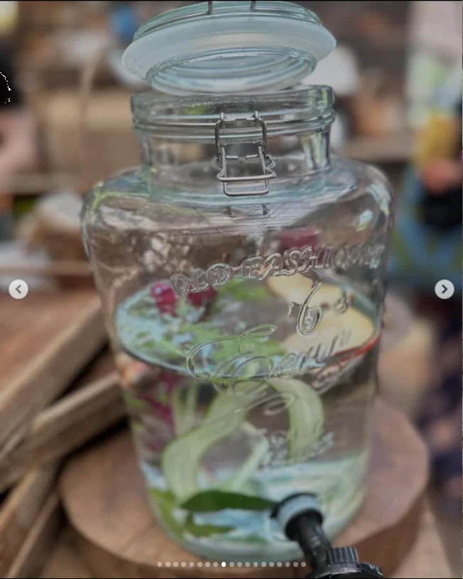 Wooden tables, greenery and colours on the table — Haruru’s photograph