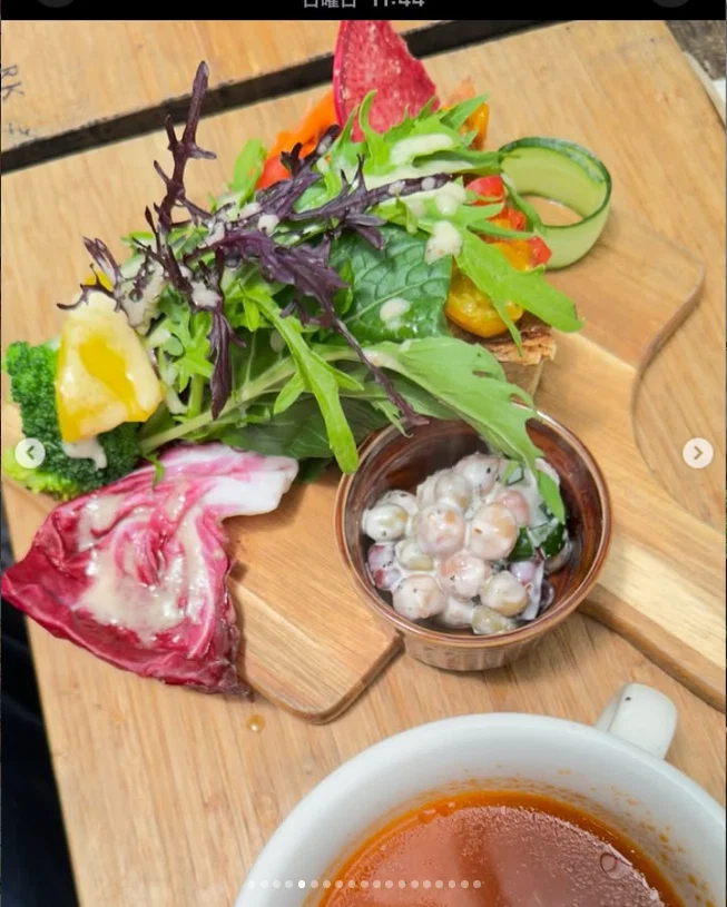 Wooden tables, greenery and colours on the table — Haruru’s photograph