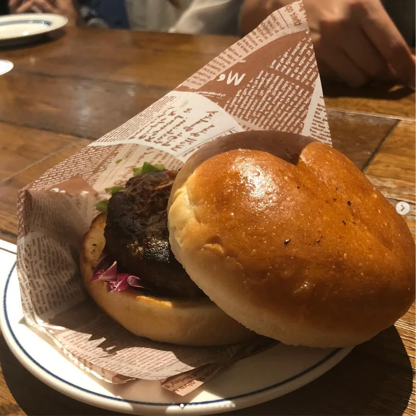 おしゃれなお店でモーニング — ハルルの写真