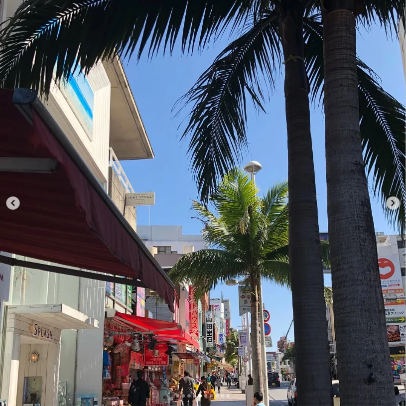 Shop browsing and views of the sea — Haruru’s photograph