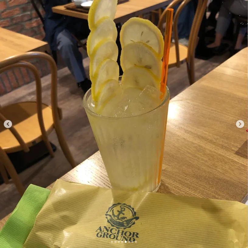 長いレモンの列と、喫茶店の休憩 — ハルルの写真