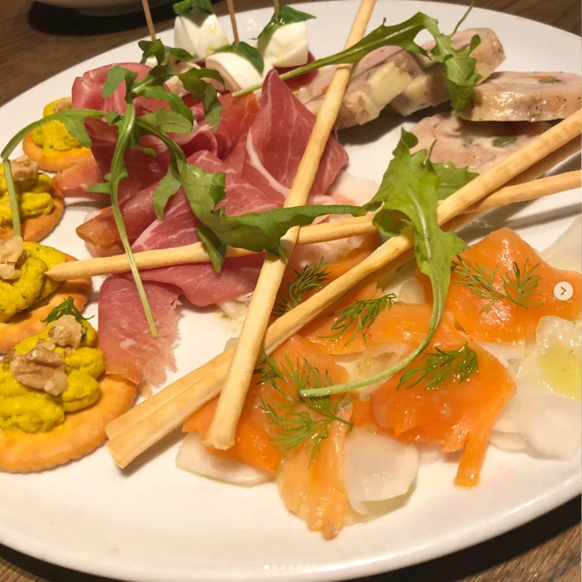 Different plates on the table — Haruru’s photograph