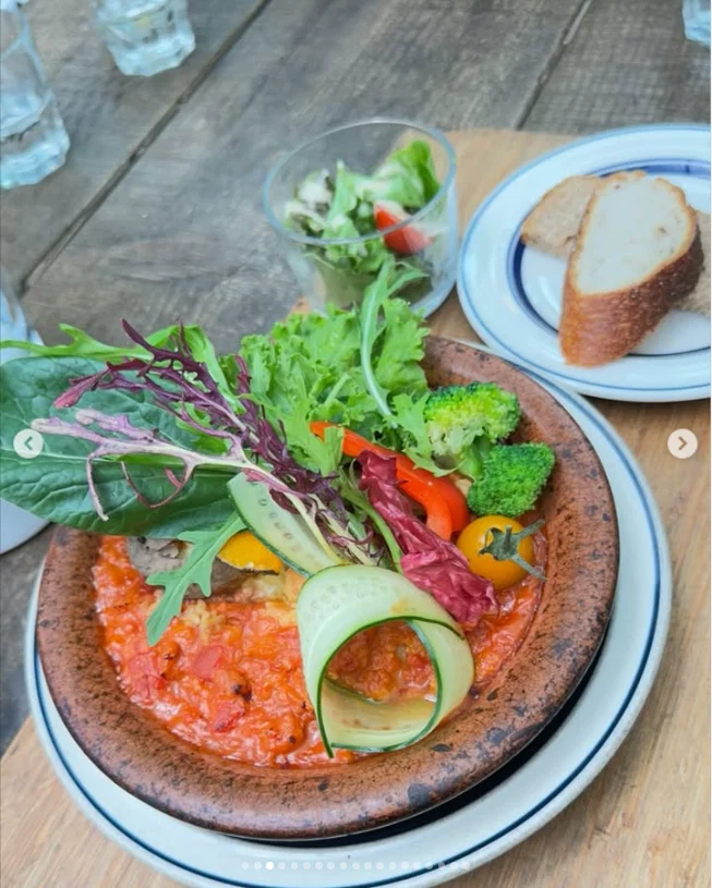 Wooden tables, greenery and colours on the table — Haruru’s photograph