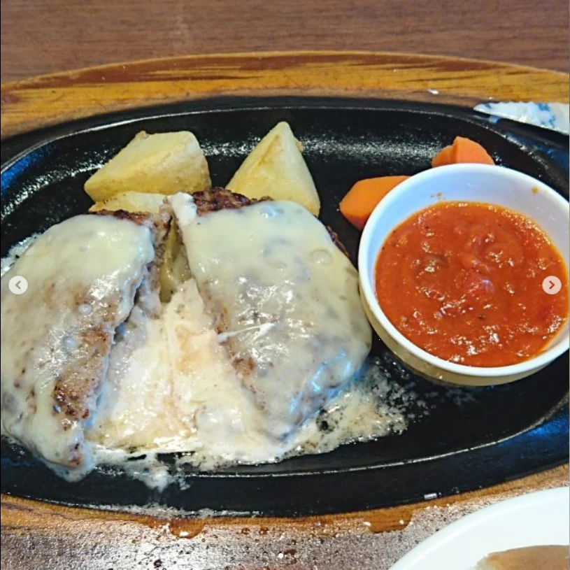 A double-cheese hamburger-steak lunch — Haruru’s photograph