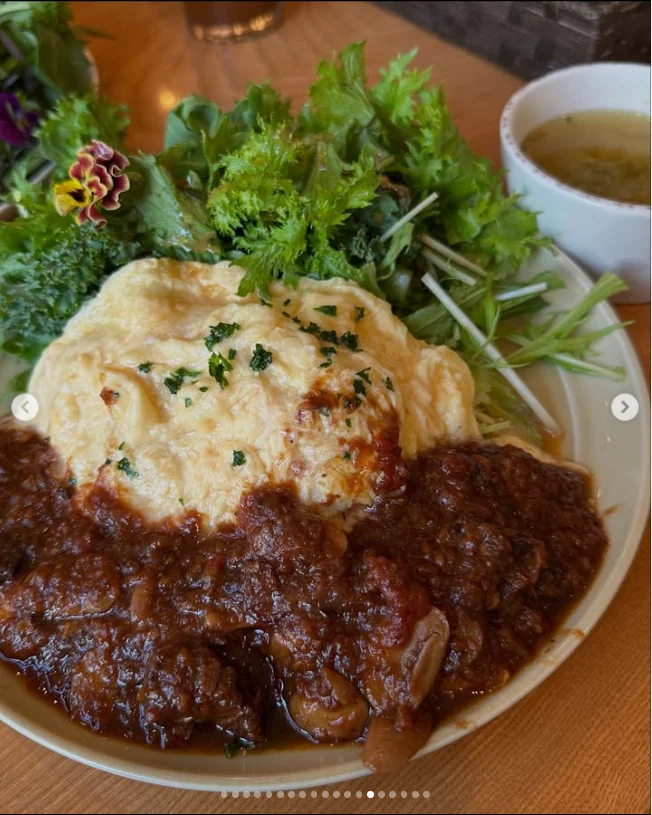 「ランチ」の皿と、淡い黄色の料理の写真 — ハルルの写真
