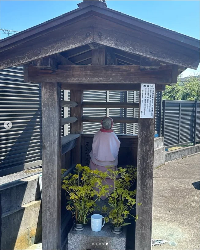 A small pause at the Jizo — Haruru’s photograph