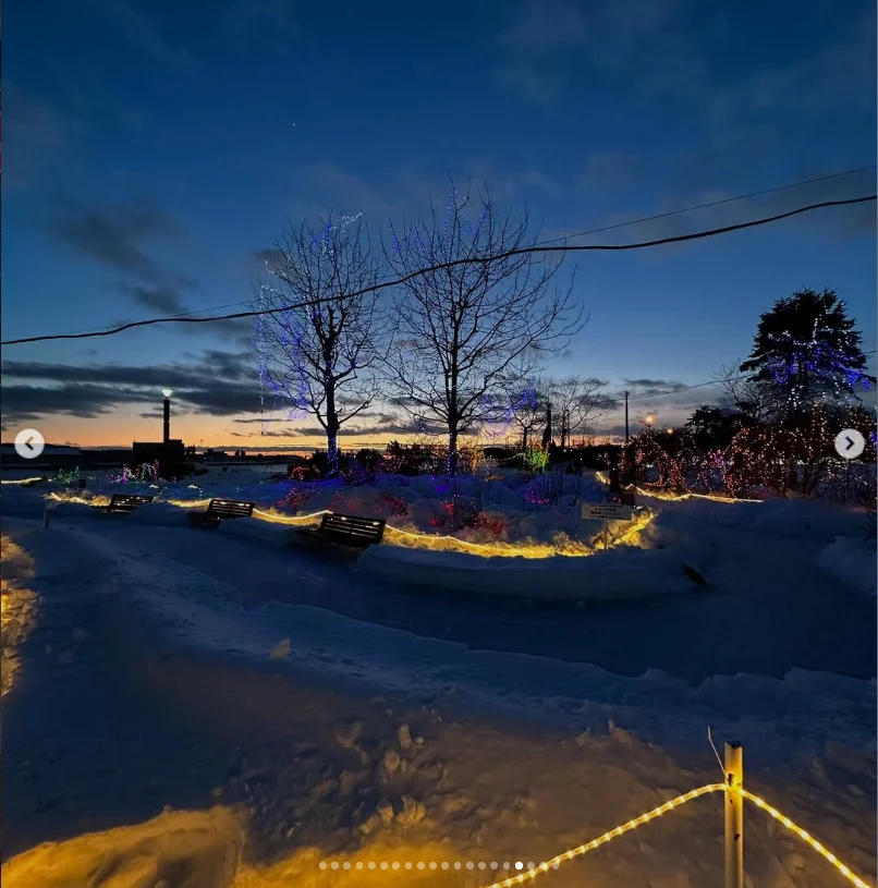 Snow, small lights and a lantern-lined alley — Haruru’s photograph