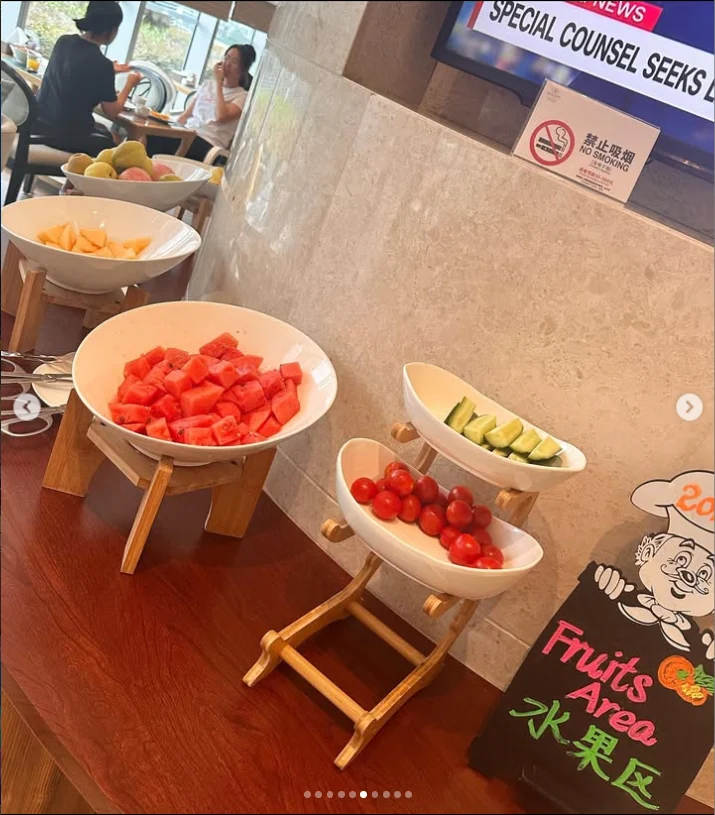 Enjoying the breakfast she had anticipated — Haruru’s photograph