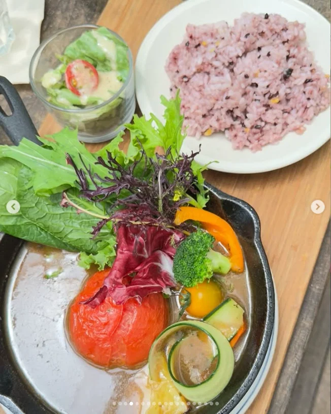 Wooden tables, greenery and colours on the table — Haruru’s photograph