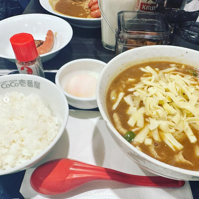 A long shopping street, then curry — Haruru’s photograph